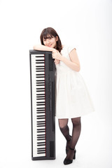 ピアノを笑顔で持つ女性