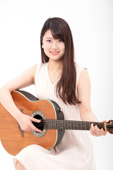 ギターを笑顔で弾く女性