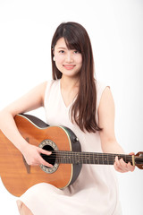 ギターを笑顔で弾く女性