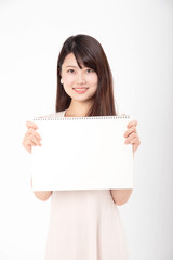 スケッチブックを笑顔で持つ女性