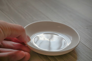 Put a white dish on the table.  テーブルの上に白い皿を置く