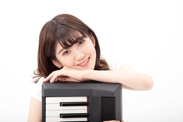 笑顔でピアノを弾く女性