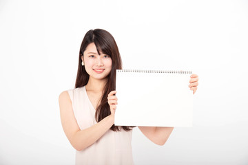 スケッチブックを持つ女性