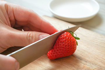 Cut strawberries in half　イチゴを半分に切る