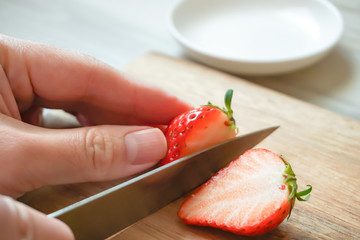 Cut strawberries in half　イチゴを半分に切る
