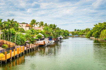 Fototapeta na wymiar Beautiful view of a city canal in Fort Lauderdale, Florida