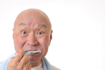 歯磨きをしている日本人シニア