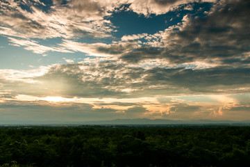 Obraz premium colorful dramatic sky with cloud at sunset.