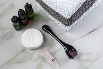 Dermaroller und Kosmetik Pflege Ampulle zum  Microneedling für Anti Aging Lifting Anwendung in...