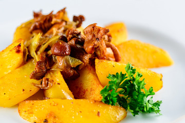 chanterelle mushrooms with fried potatoes and parsley