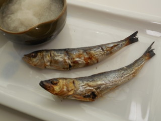 皿の上のメザシと大根おろし