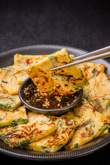 チヂミ　韓国グルメ　アジアのお好み焼き jijim and iron pan Korean food