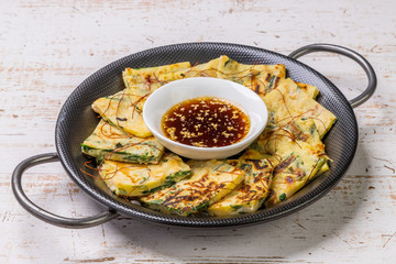 チヂミ　韓国グルメ　アジアのお好み焼き jijim and iron pan Korean food