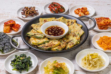 チヂミ　韓国グルメ　アジアのお好み焼き jijim and iron pan Korean food