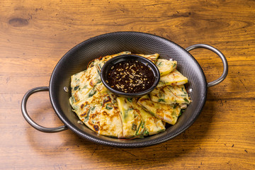 チヂミ　韓国グルメ　アジアのお好み焼き jijim and iron pan Korean food