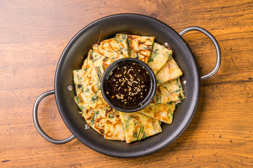 チヂミ　韓国グルメ　アジアのお好み焼き jijim and iron pan Korean food