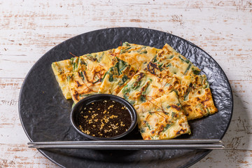 チヂミ　韓国グルメ　アジアのお好み焼き jijim and iron pan Korean food