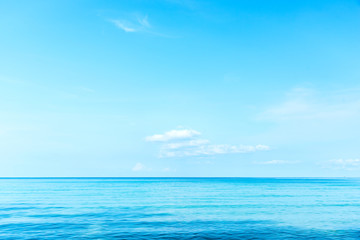 Obraz premium tropical beach and sea with blue sky, summer vacation concept 