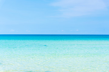 Fototapeta na wymiar tropical beach and sea with blue sky, summer vacation concept 