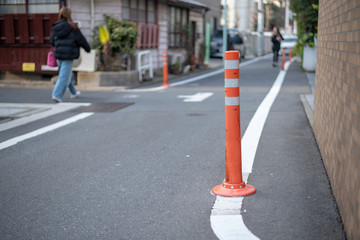 車線分離標 白線上のポール