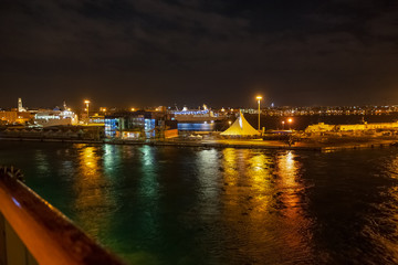 Obraz premium Nocny widok na port w Bari z zacumowanym promem, Włochy