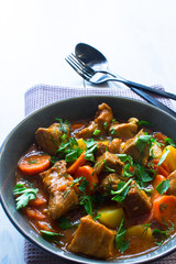 Gulasch mit Möhren und Kartoffeln