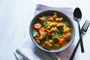 Gulasch mit Möhren und Kartoffeln