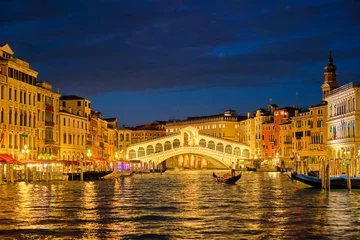 Papier Peint photo Pont du Rialto Pont du Rialto Ponte di Rialto sur le Grand Canal la nuit à Venise, Italie