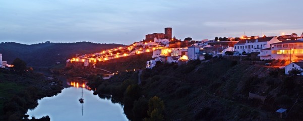 Fototapeta premium Vista panorámica al atardecer de Mértola, Distrito de Beja, Alentejo, Portugal.