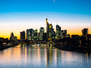 Obraz premium Skyline o zachodzie słońca, Deutschherrenbrücke, Frankfurt, Hesja, Niemcy