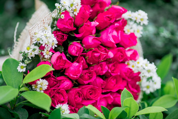 The view of the pink rose bouquet close-up,arranged on wooden table,be used to display,to various festivals(Valentine,wedding,New Year's party,birthday party)or to decorate in Restaurant,coffee shop