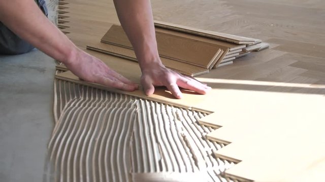       Geb&auml;ude und Architektur > Parkett verlegen in Wohnung bei Renovierung   Parkett verlegen in Wohnung bei Renovierung. Fischgr&auml;t parkett Video 4k