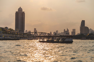 Obraz premium Landscape picture view with ferry crossing on the Chao Phraya river at the morning