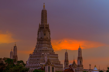 Naklejka premium Twilight wallpaper in the evening,the sun going back to the horizon,Wat Arun Ratchawaramaram is a temple along the ChaoPhraya River is an important place and a beautiful tourist destination in Bangkok