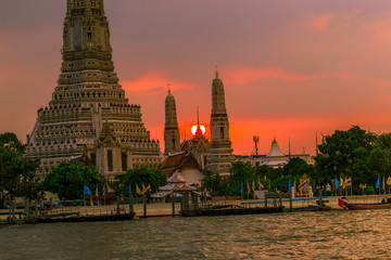 Naklejka premium Twilight wallpaper in the evening,the sun going back to the horizon,Wat Arun Ratchawaramaram is a temple along the ChaoPhraya River is an important place and a beautiful tourist destination in Bangkok