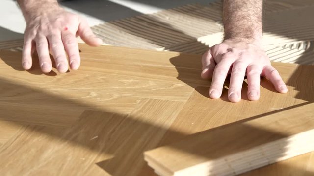       Geb&auml;ude und Architektur > Parkett verlegen in Wohnung bei Renovierung   Parkett verlegen in Wohnung bei Renovierung. Fischgr&auml;t parkett Video 4k