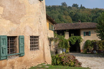 Fototapeta na wymiar Country house in the Park of Curone at fall