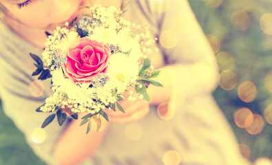 Karte mit Blumen und Mädchen 