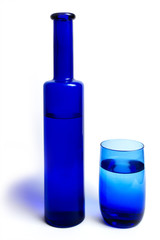 Wasserflasche mit einem Glas, Blauglas