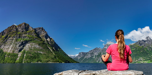 Naklejka na ściany i meble Frau an einem Fjord