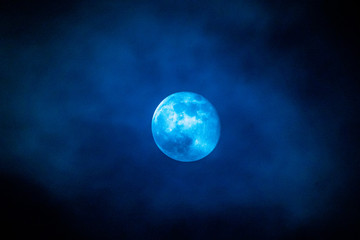 Obraz na płótnie Canvas magischer Vollmond am 19.02.2019 mit Wolken in blau gehüllt