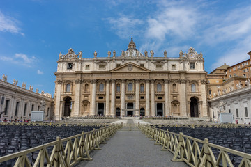 Obraz premium Saint Peter's Basilica on a bright summer day with blue sky