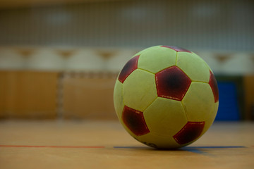 Fototapeta na wymiar Sporthalle mit Fußball