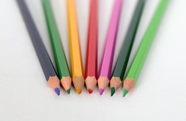 Naklejka premium Colour pencils isolated on white background close up 