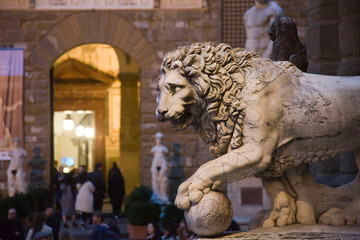Italia, Toscana, Firenze, Piazza della Signoria,statue nella Loggia dei Lanzi