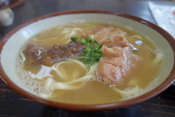 日本の沖縄の美味しいそば