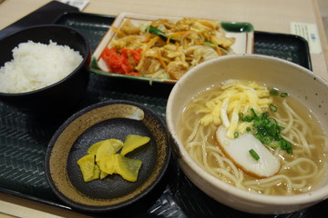 日本の沖縄の美味しいそば