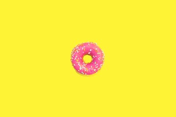 DONUT ROSA EN FONDO AMARILLO