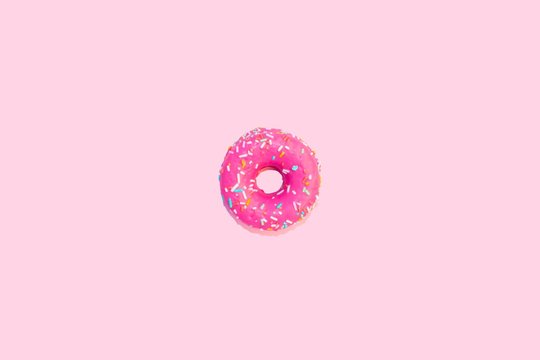 DONUT ROSA EN FONDO ROSA