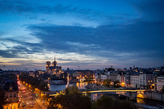 Panorama sur Notre Dame de Paris de nuit, avec la seine, le pont de la tournelle.